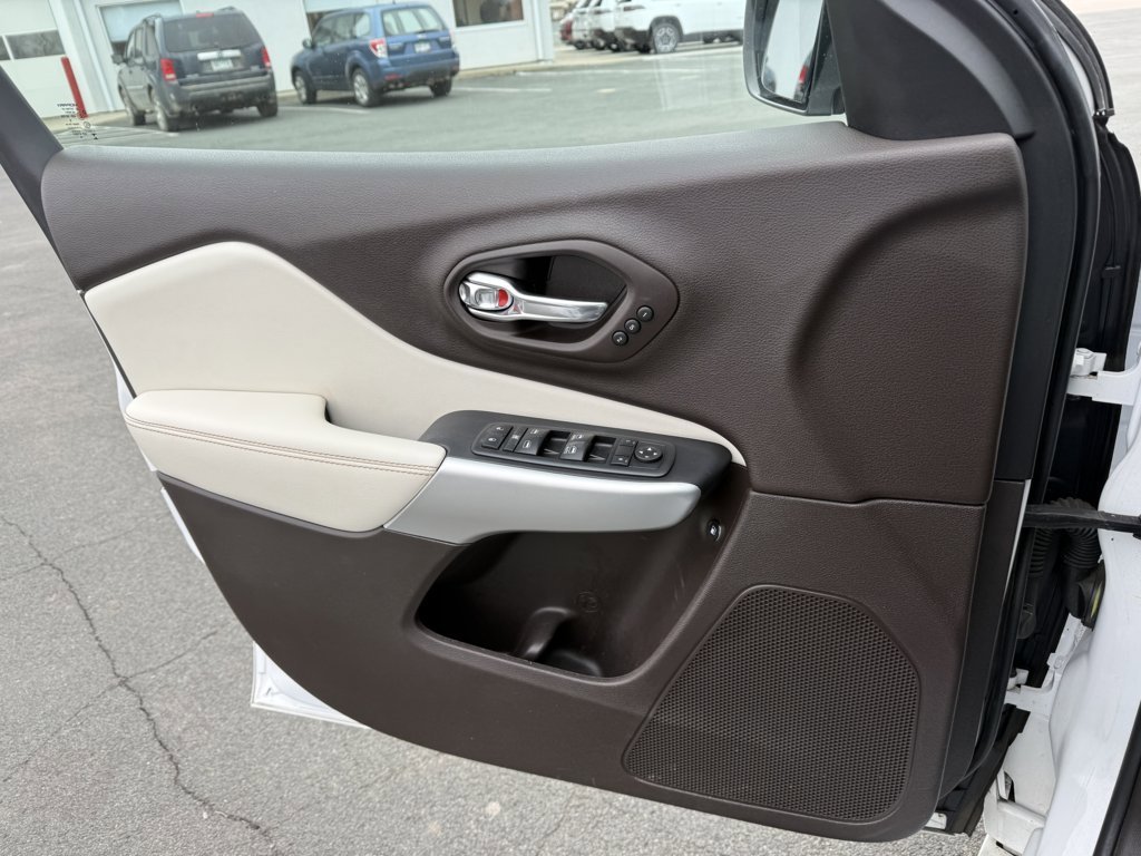 Used 2018 Jeep Cherokee Overland w/ Technology Group image 16