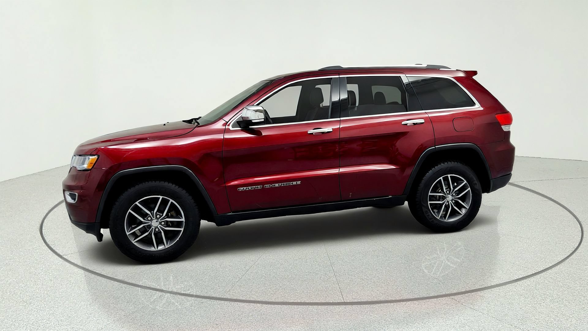 Used 2018 Jeep Grand Cherokee Limited AWD/4WD image 2