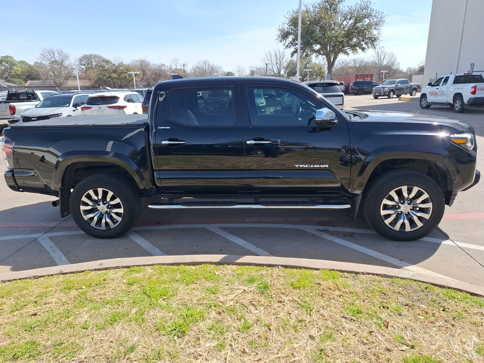 Used 2022 Toyota Tacoma Limited image 7