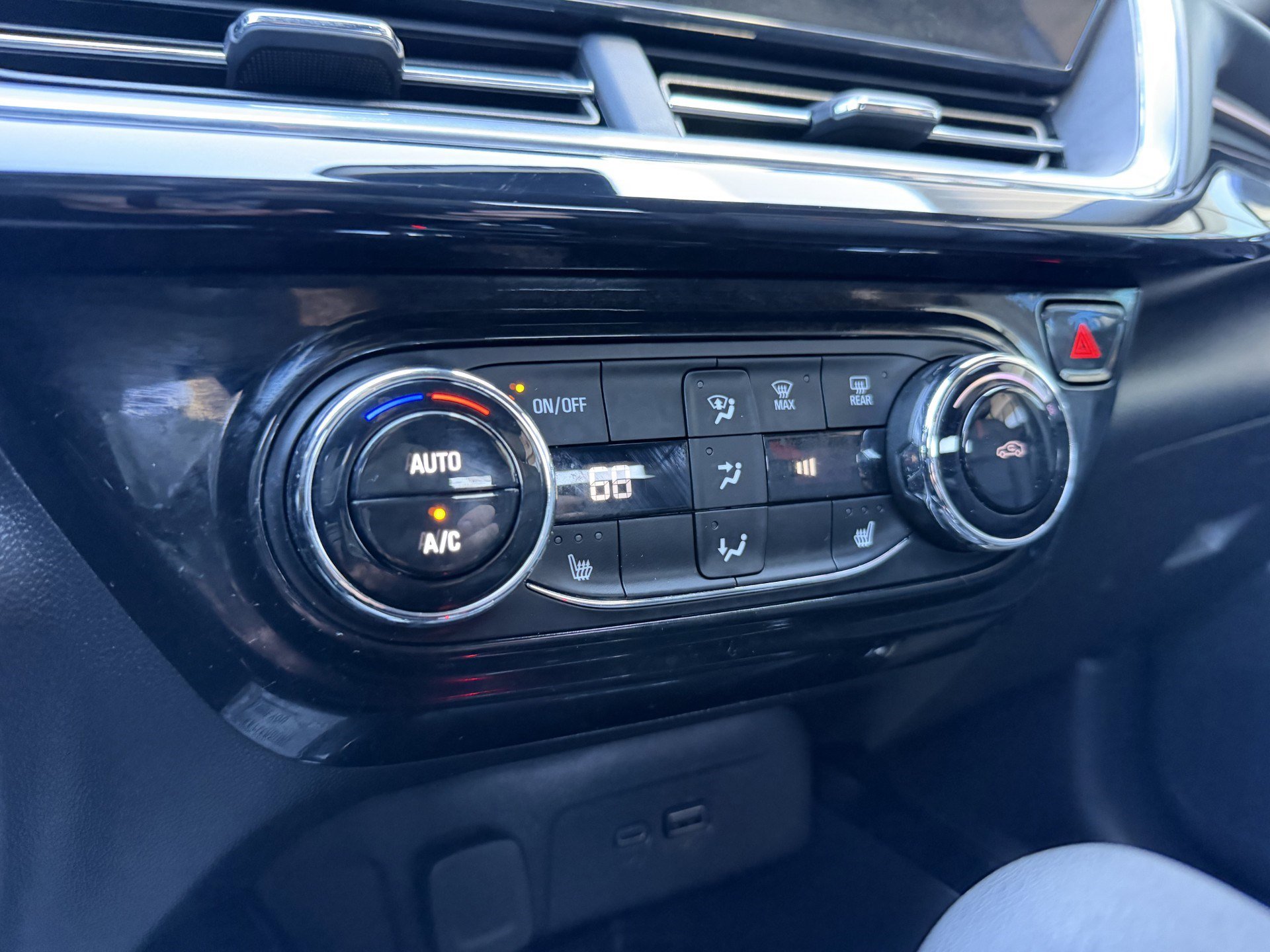 Used 2024 Chevrolet Trax RS w/ Sunroof Package image 15