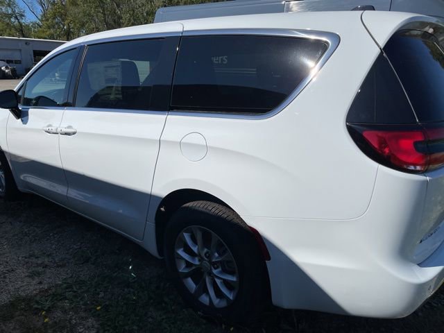 New 2026 Chrysler Pacifica Select image 4