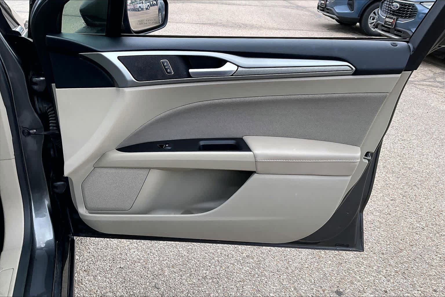 Used 2019 Ford Fusion SE FWD image 22
