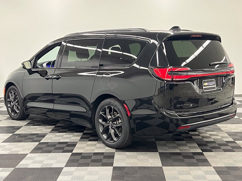 Used 2025 Chrysler Pacifica Limited FWD image 6