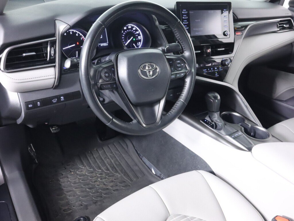 Used 2022 Toyota Camry SE FWD image 9