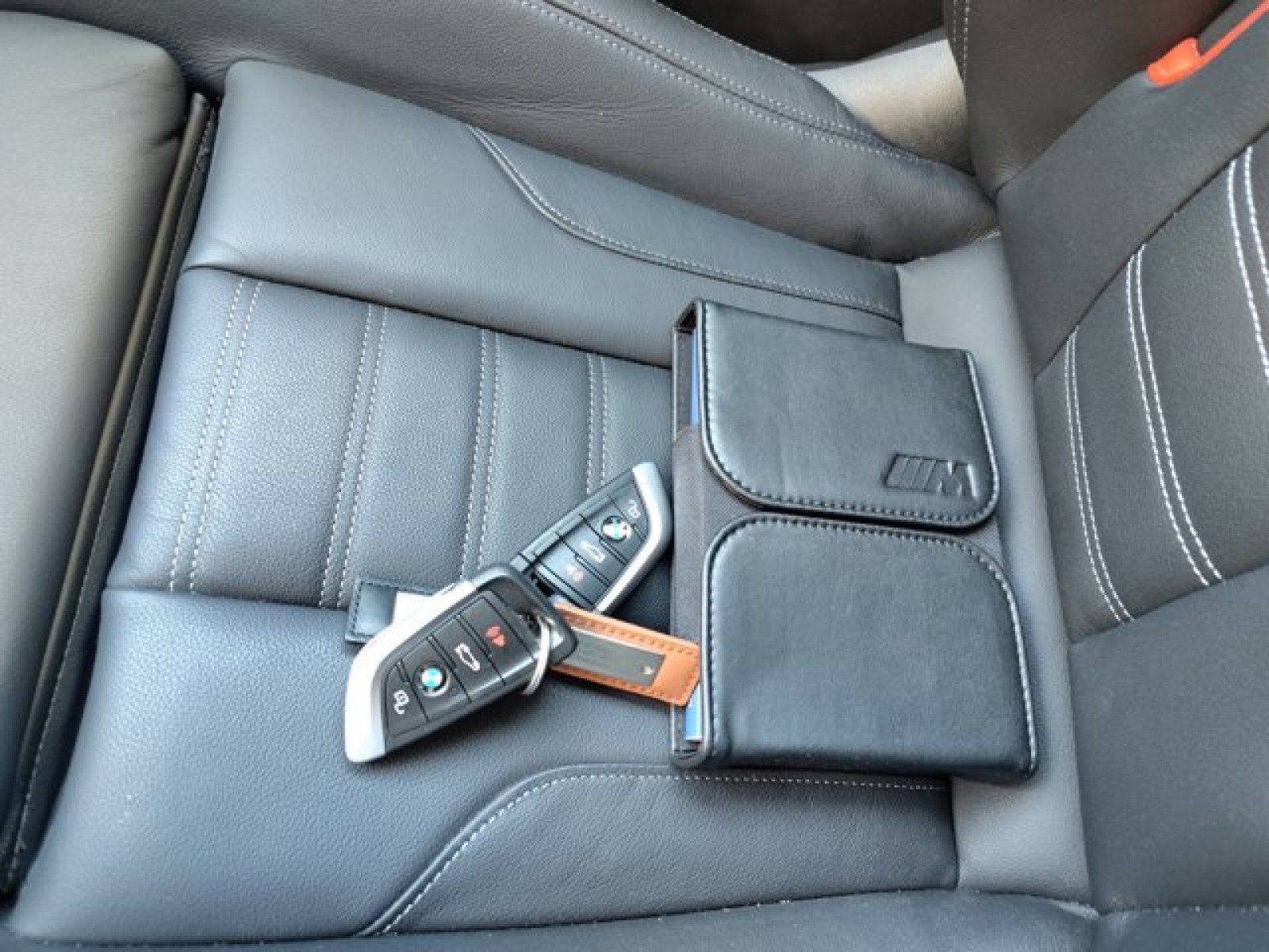 Used 2024 BMW M2 Carbon Roof, Live Cockpit Pro, w/ Lighting Package image 22