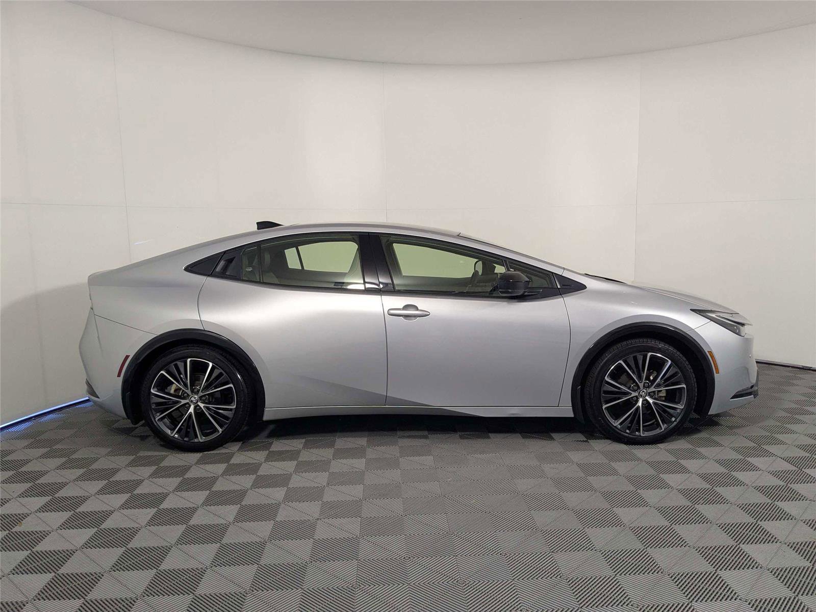 Used 2023 Toyota Prius XLE FWD image 5