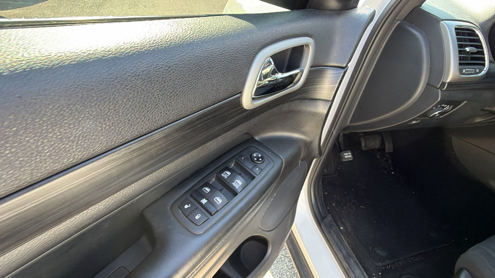 Used 2020 Jeep Grand Cherokee Laredo RWD image 15