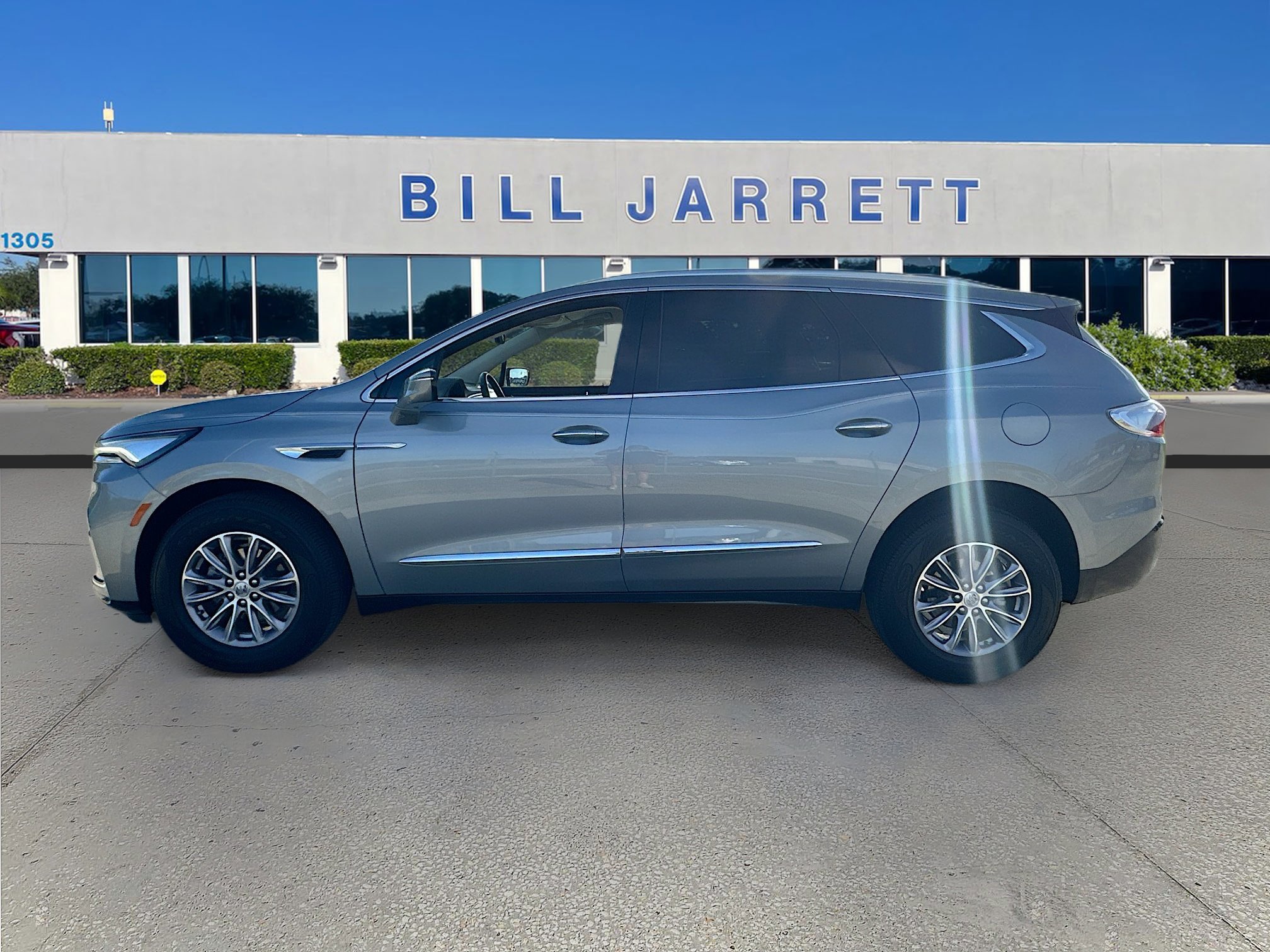 Used 2024 Buick Enclave Essence FWD image 4