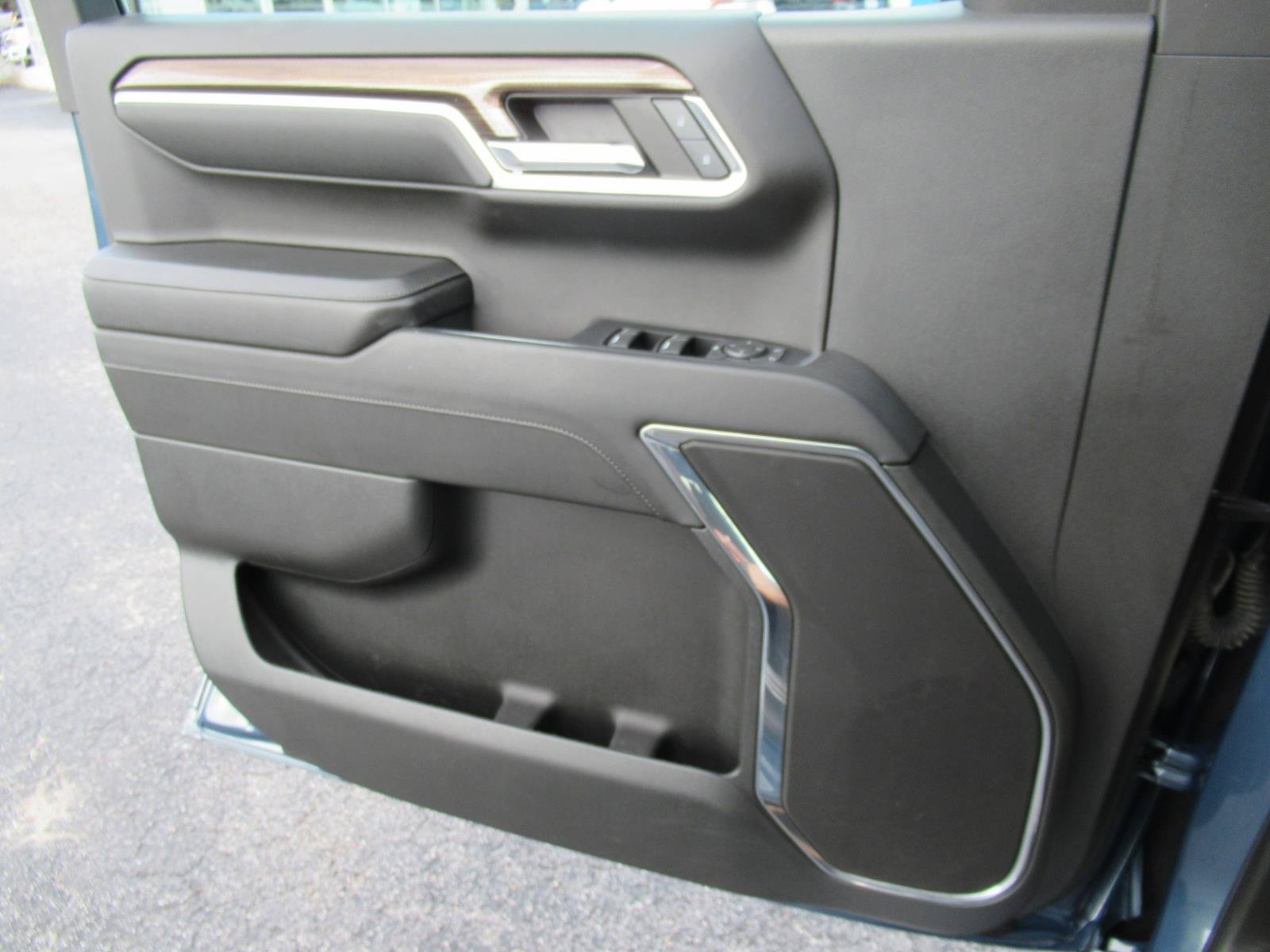 Used 2024 Chevrolet Silverado 1500 LT w/ Convenience Package II RWD image 21