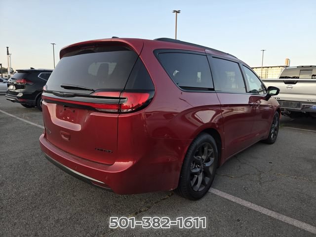Used 2026 Chrysler Pacifica Limited w/ Uconnect Theater Family Group FWD image 5