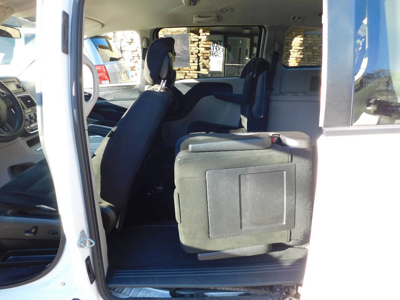 Used 2016 Dodge Grand Caravan SXT image 23
