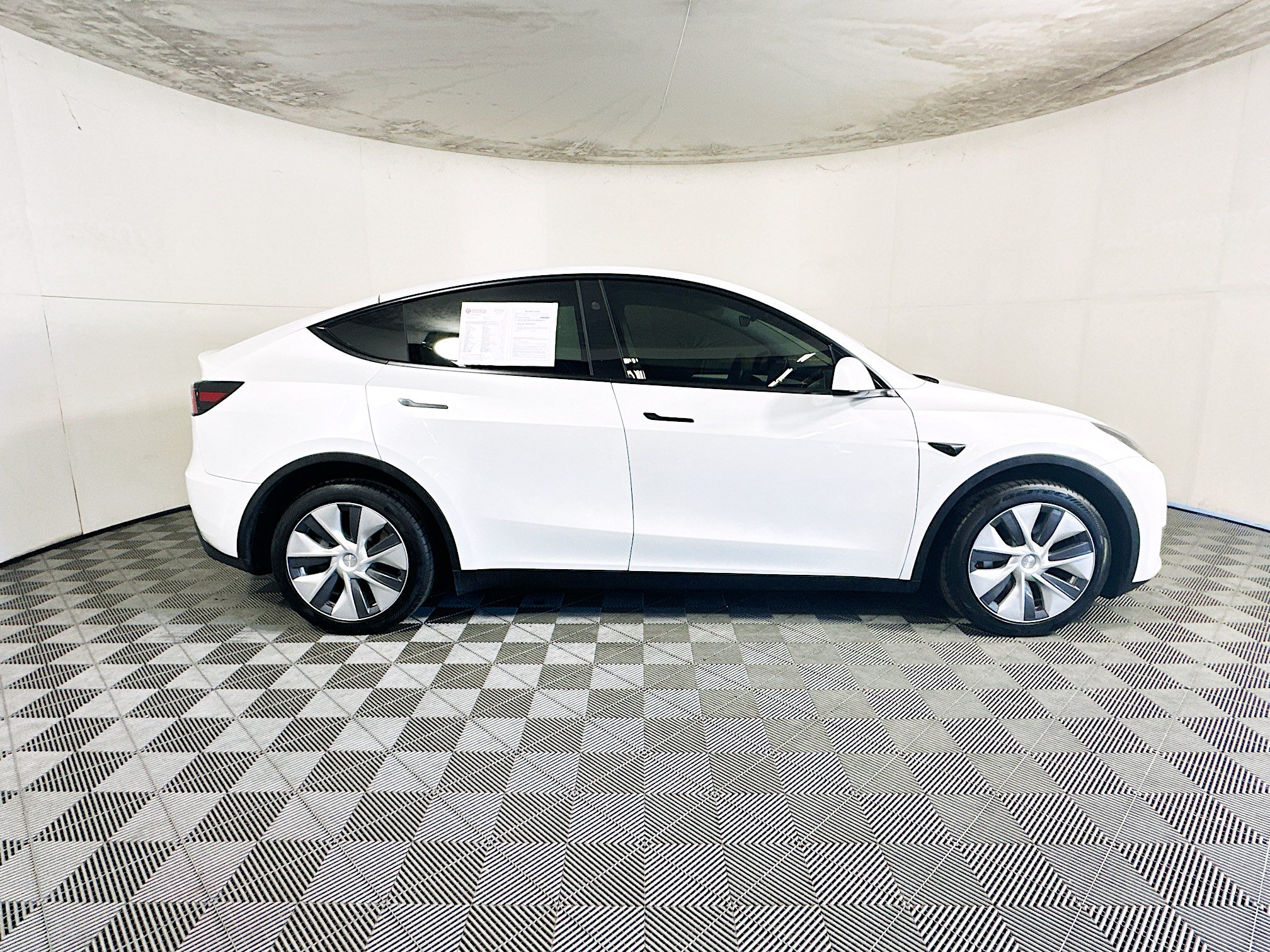 Used 2024 Tesla Model Y Long Range AWD/4WD image 2