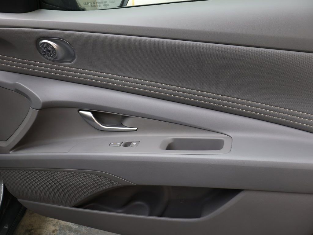 Used 2025 Hyundai Elantra Sport image 11