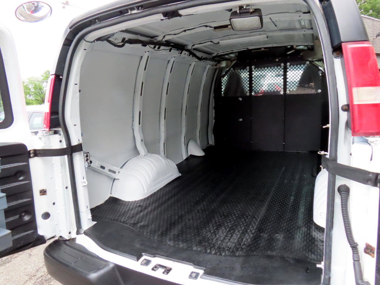 Used 2016 Chevrolet Express 2500 image 16