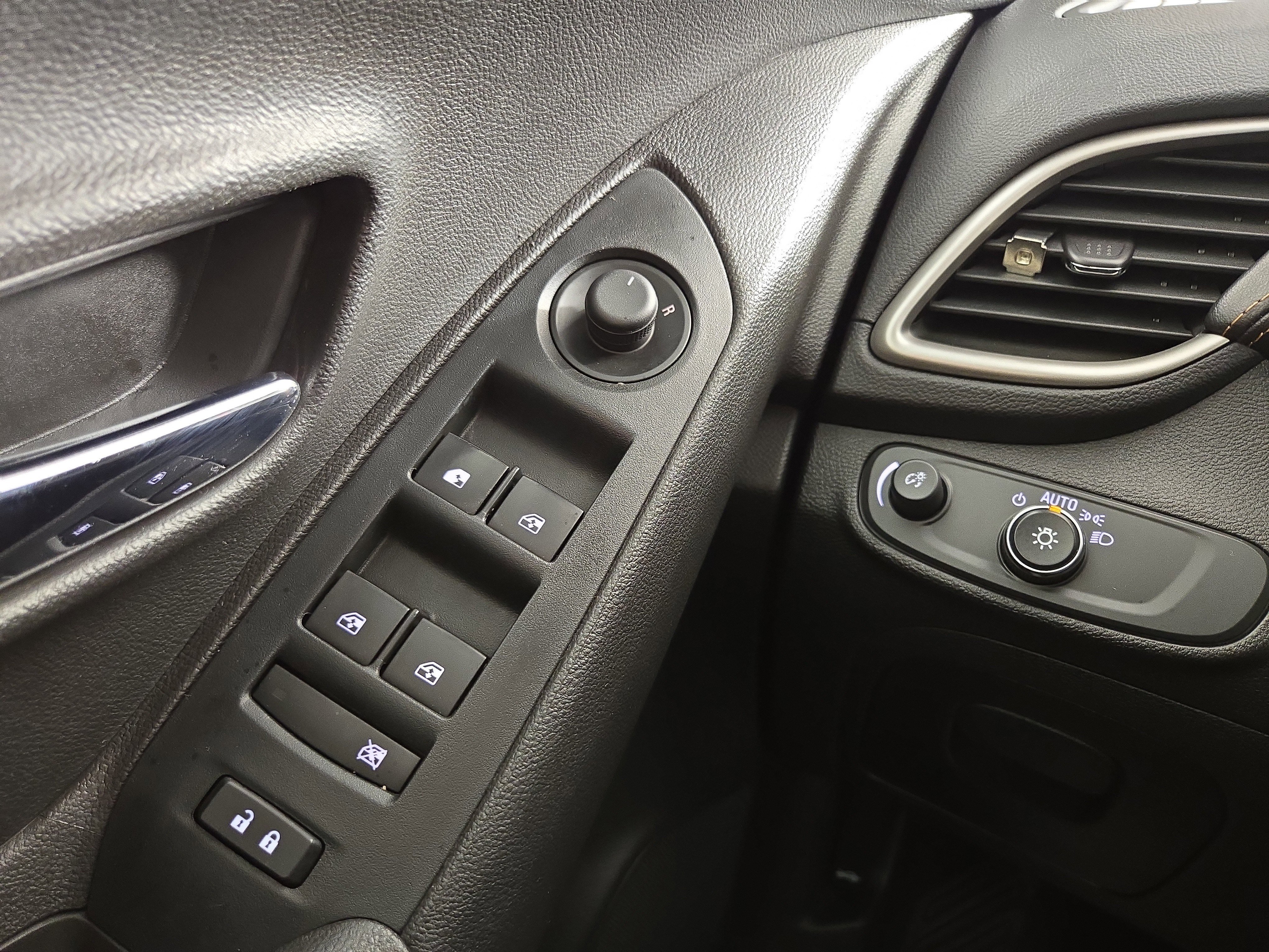 Used 2020 Chevrolet Trax LS image 25