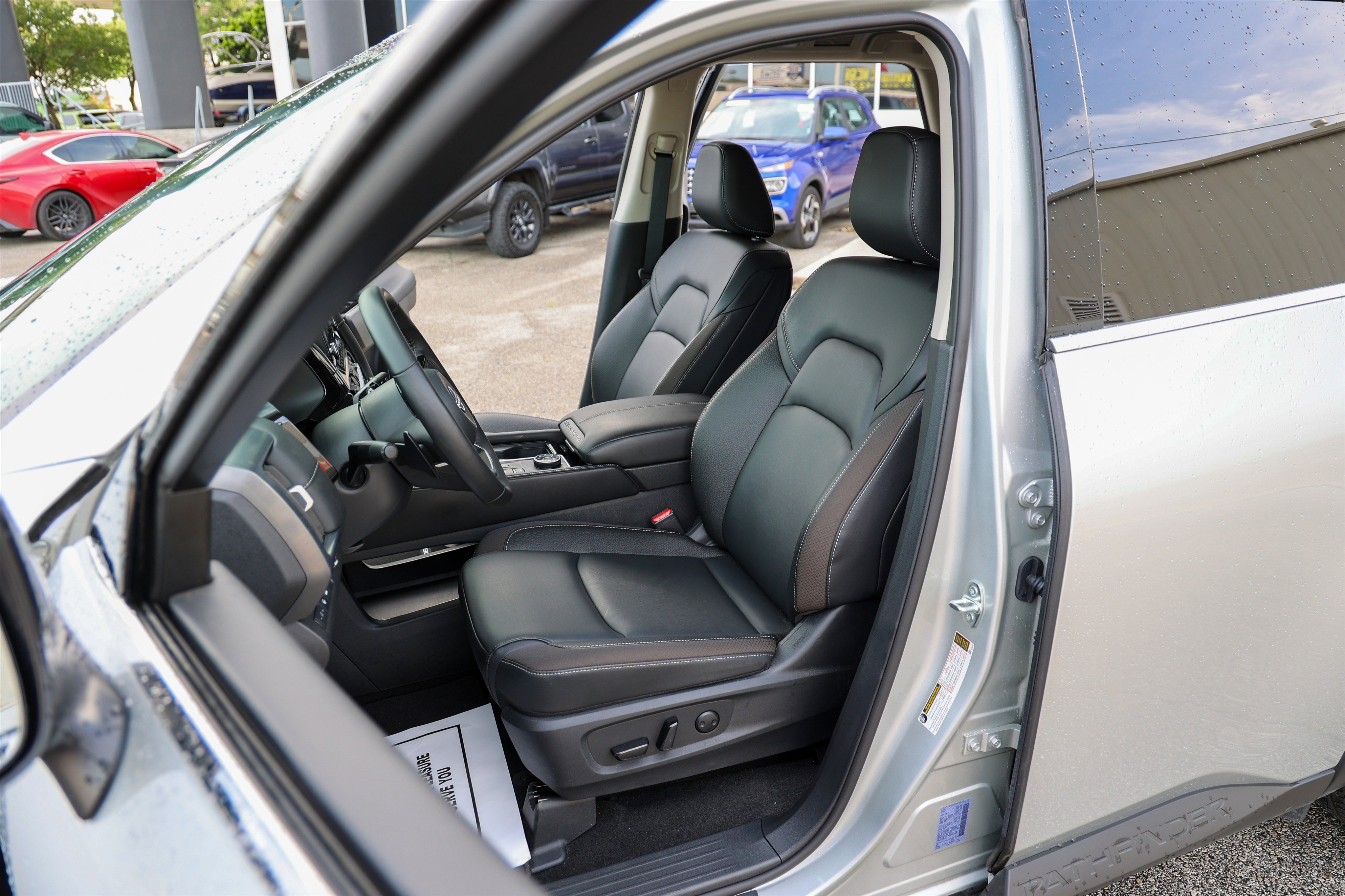 Used 2025 Nissan Pathfinder SL AWD/4WD image 32