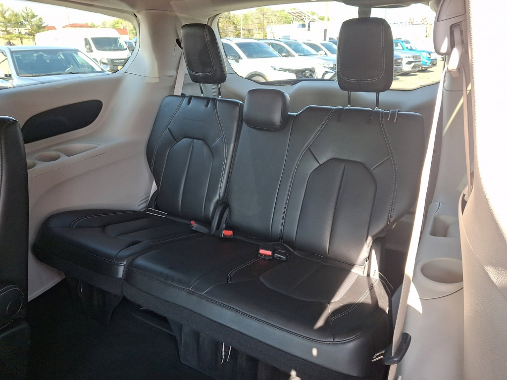 Used 2023 Chrysler Pacifica Touring-L image 19