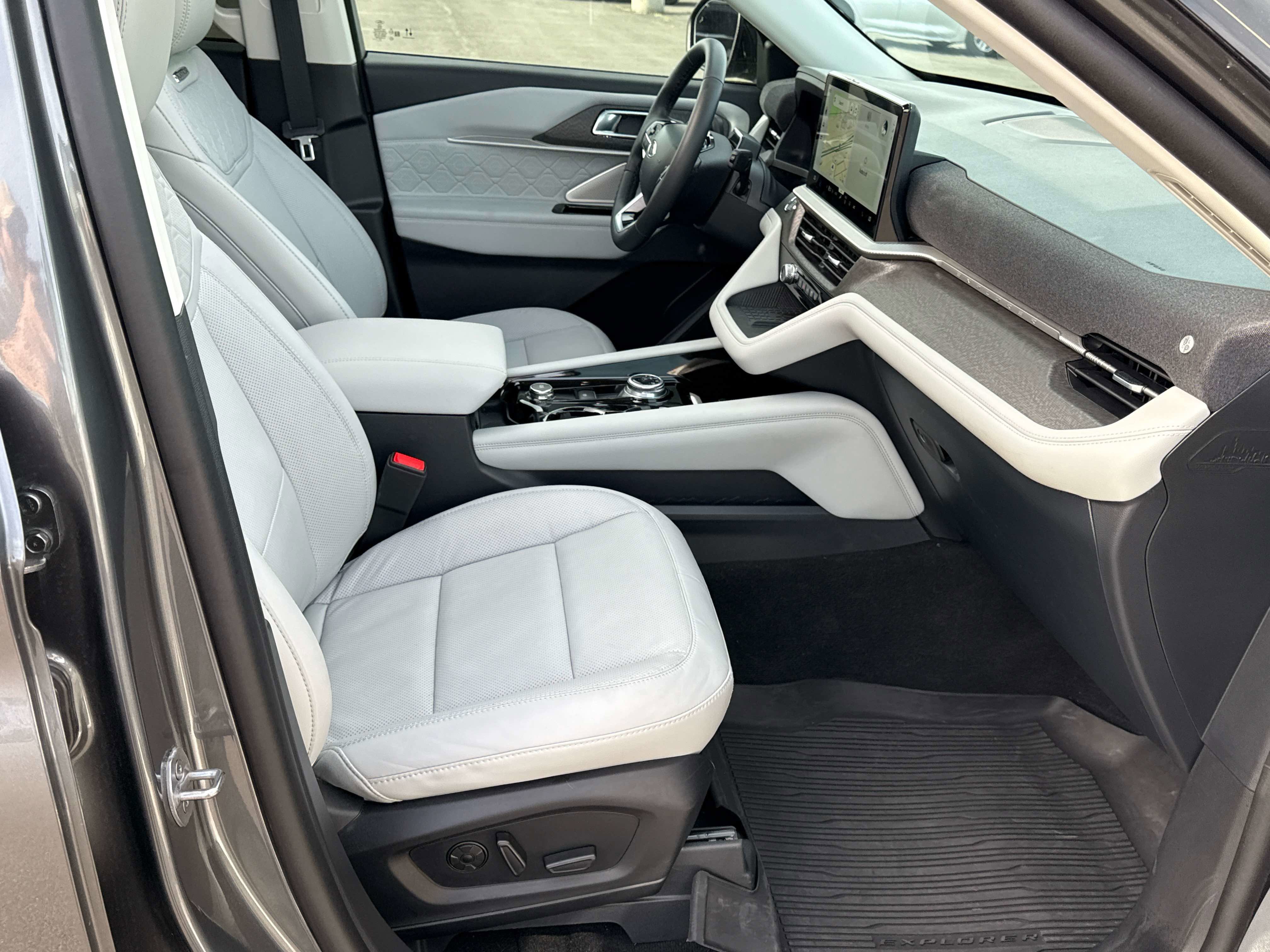 Used 2025 Ford Explorer Platinum w/ Ultimate Package AWD/4WD image 23