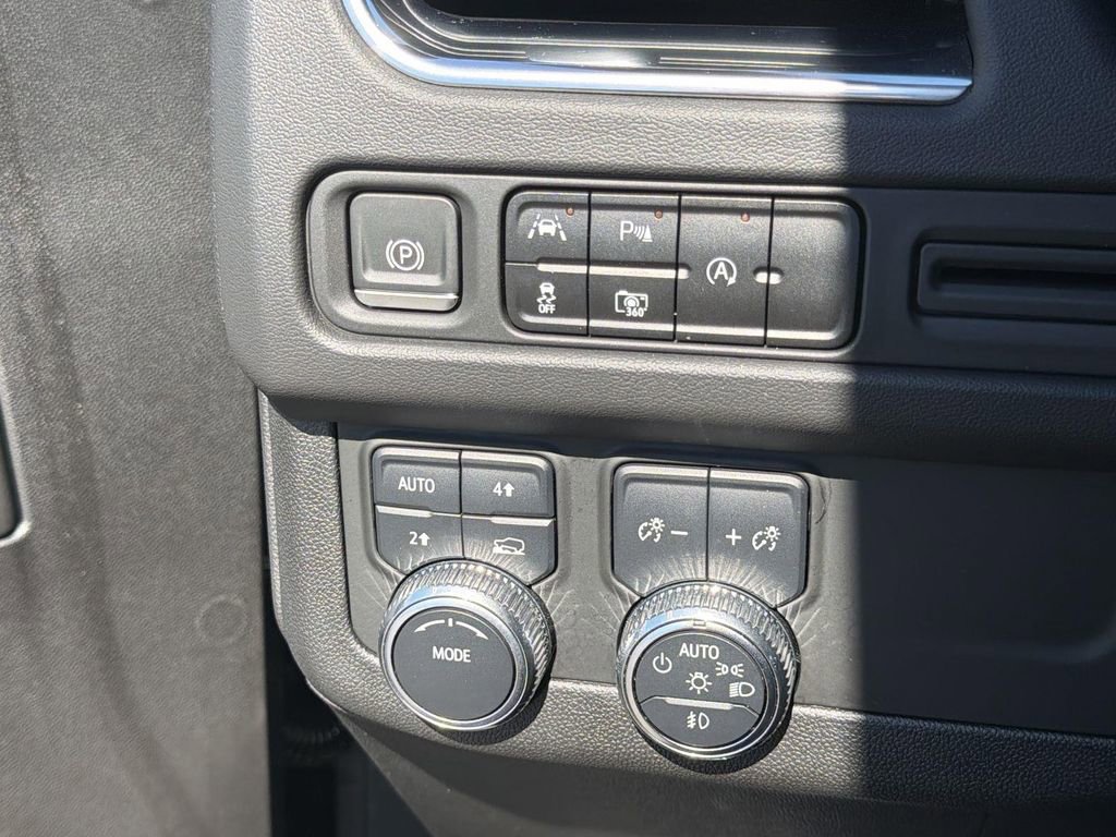 Used 2023 GMC Yukon SLT w/ SLT Premium Package image 18