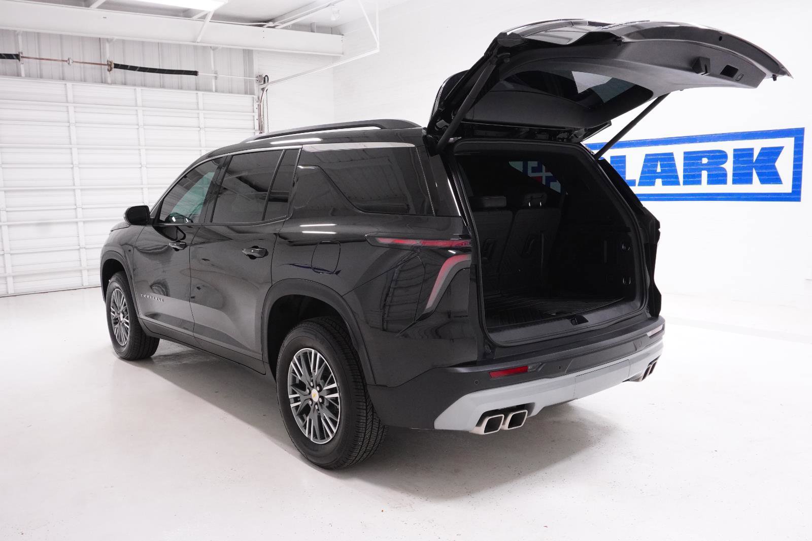 Used 2025 Chevrolet Traverse LT w/ Driver Confidence Package image 9
