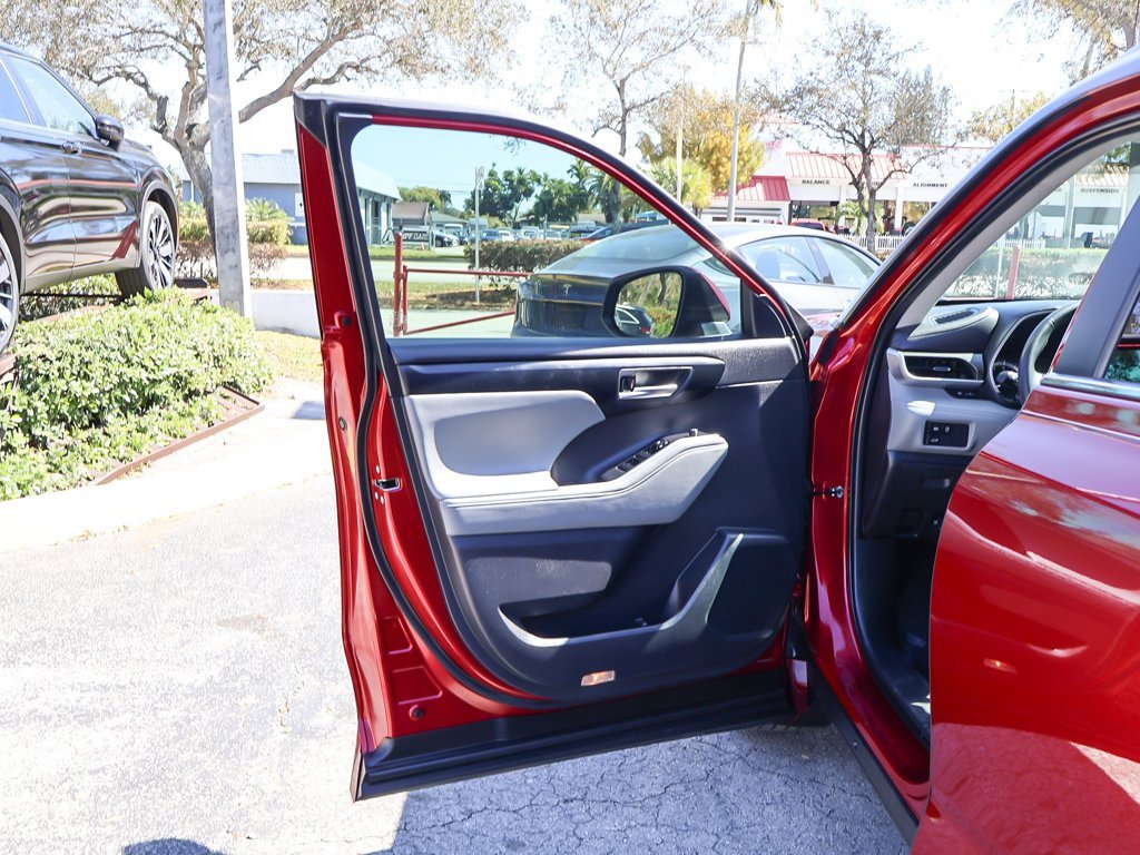 Used 2023 Toyota Highlander XLE image 23