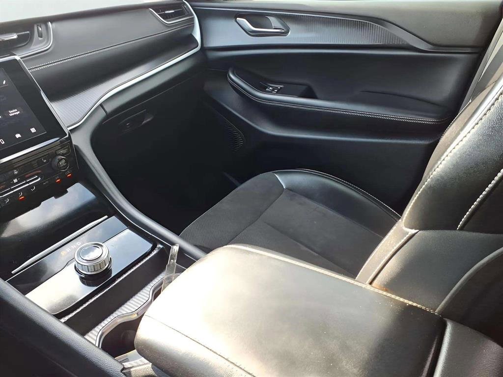 Used 2024 Jeep Grand Cherokee Altitude image 12