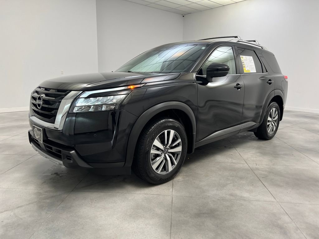 Used 2025 Nissan Pathfinder SL image 3