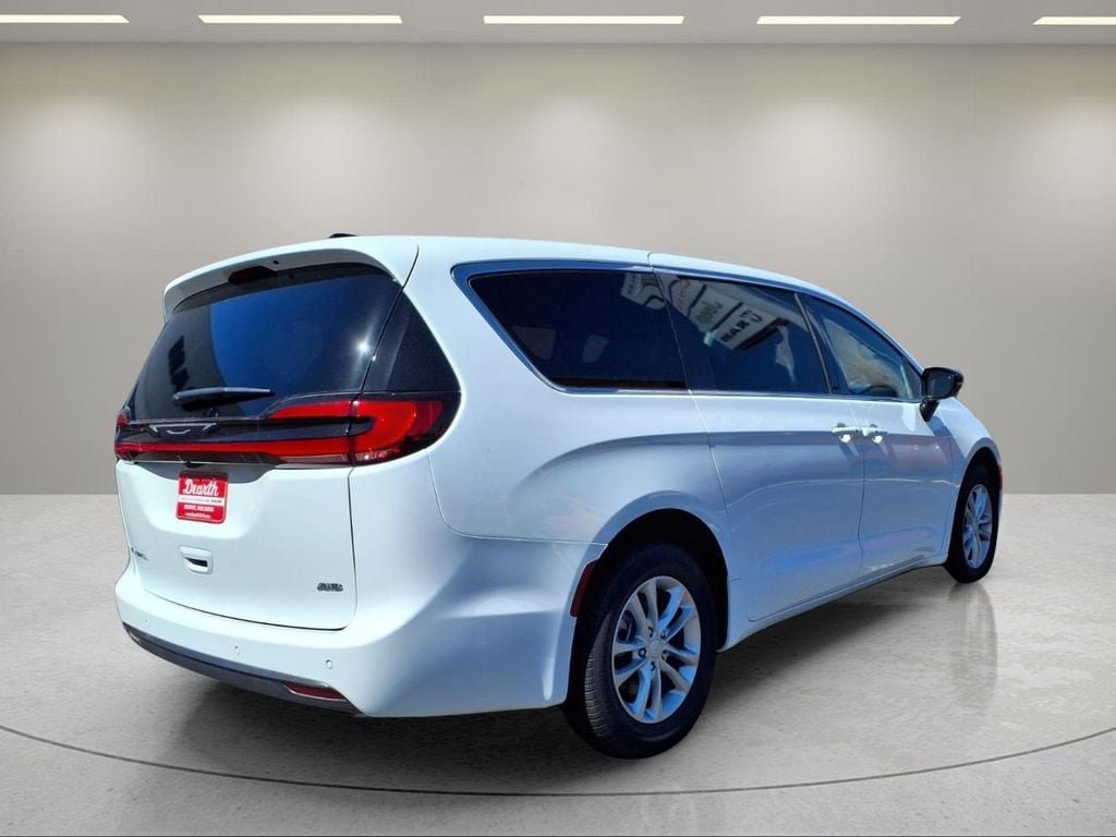 New 2027 Chrysler Pacifica Select AWD/4WD image 7