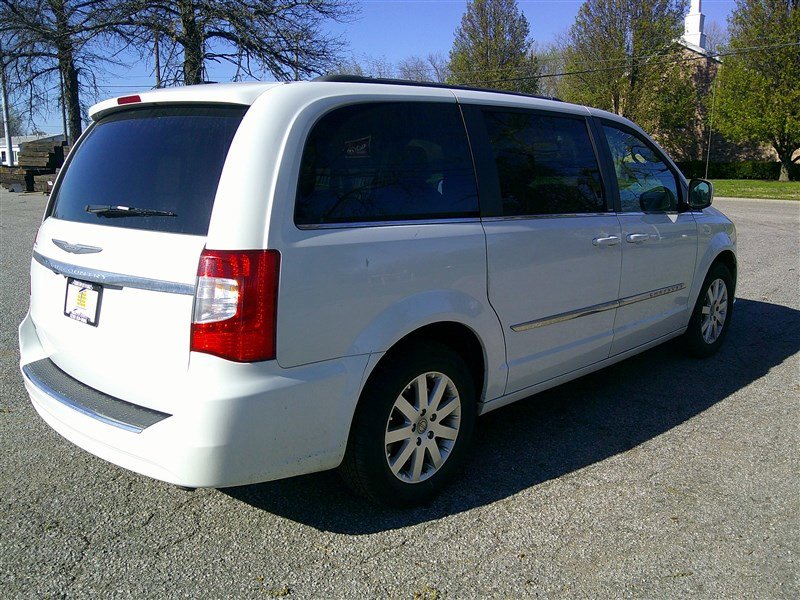 Used 2014 Chrysler Town & Country Touring image 5