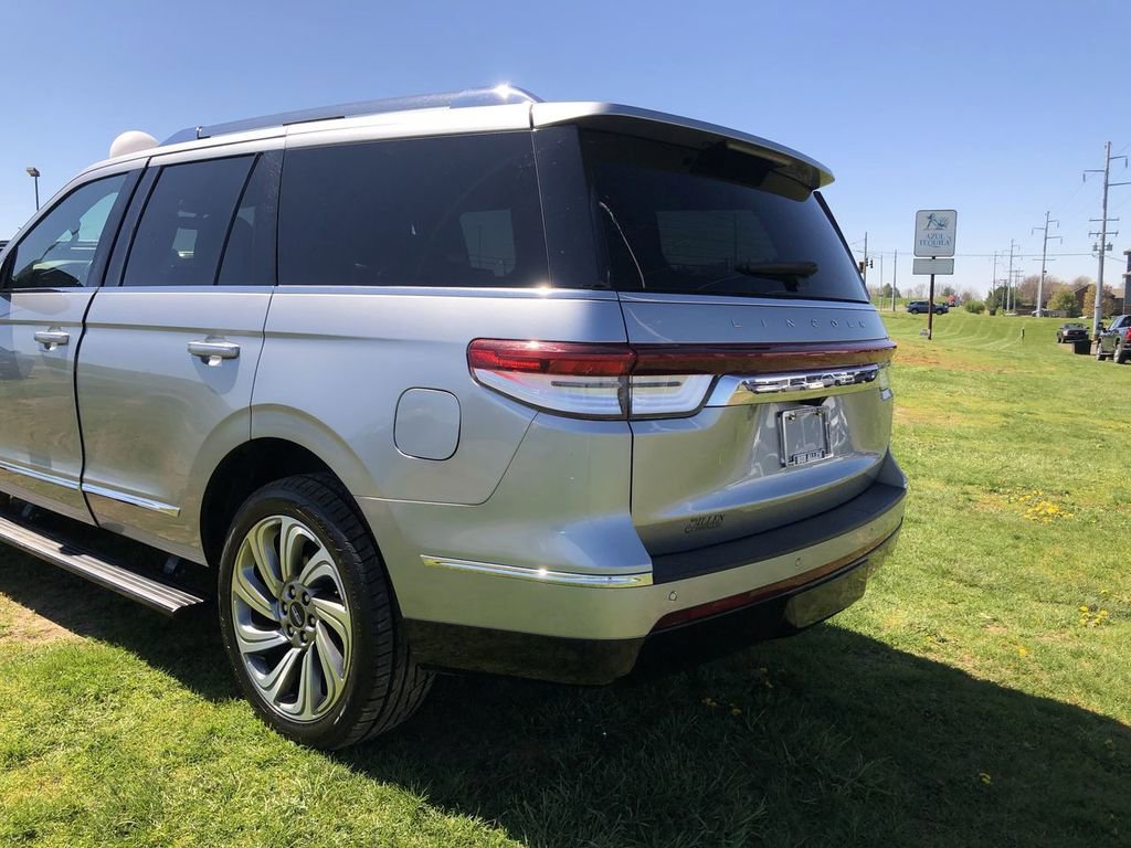 Used 2023 Lincoln Navigator Reserve AWD/4WD image 4