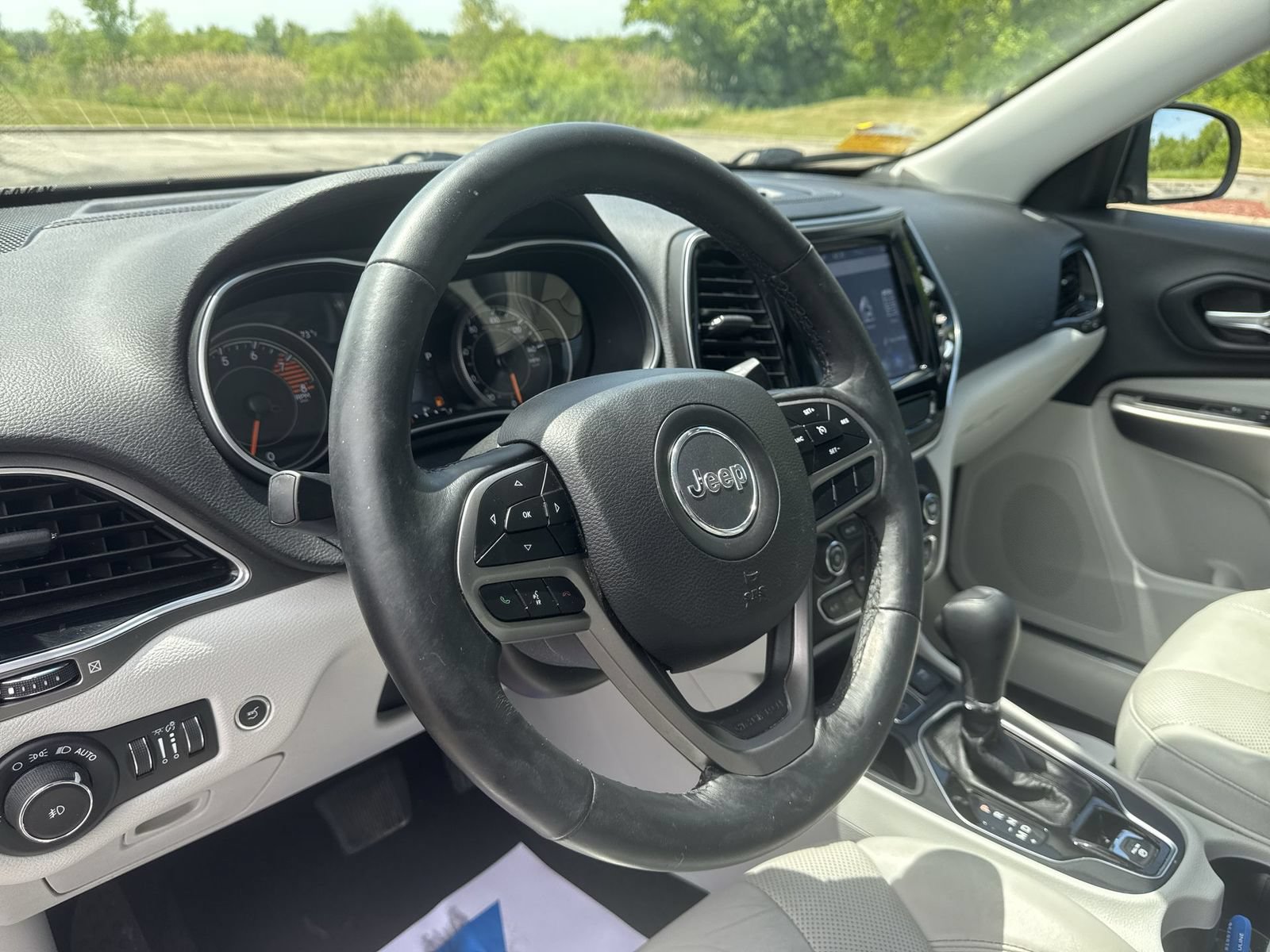 Used 2019 Jeep Cherokee Limited w/ Luxury Group FWD image 20
