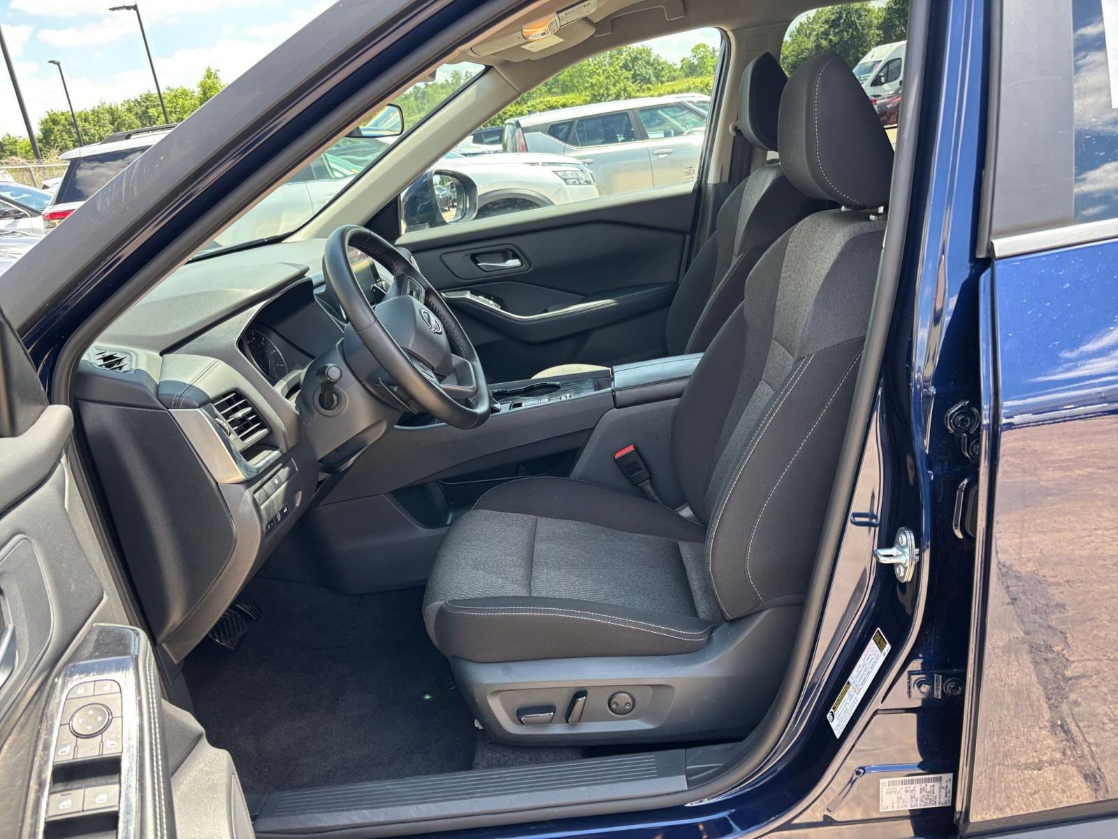 Used 2025 Nissan Rogue SV FWD image 29