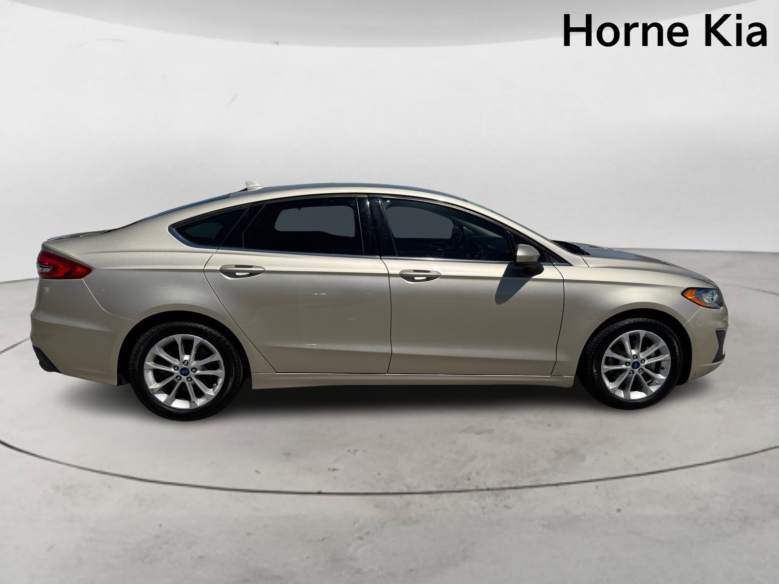 Used 2019 Ford Fusion SE image 3