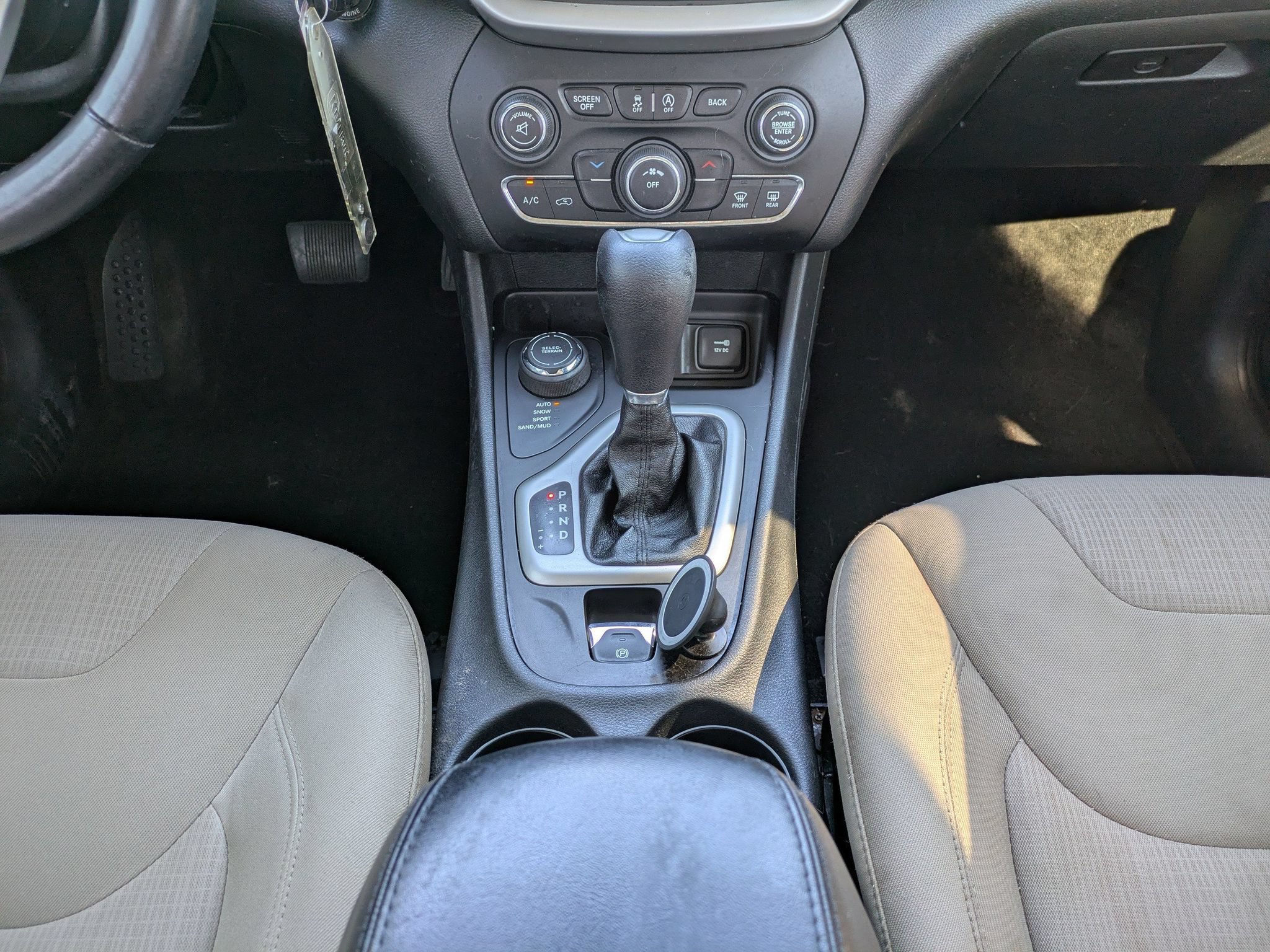 Used 2015 Jeep Cherokee Latitude w/ Cold Weather Group AWD/4WD image 20