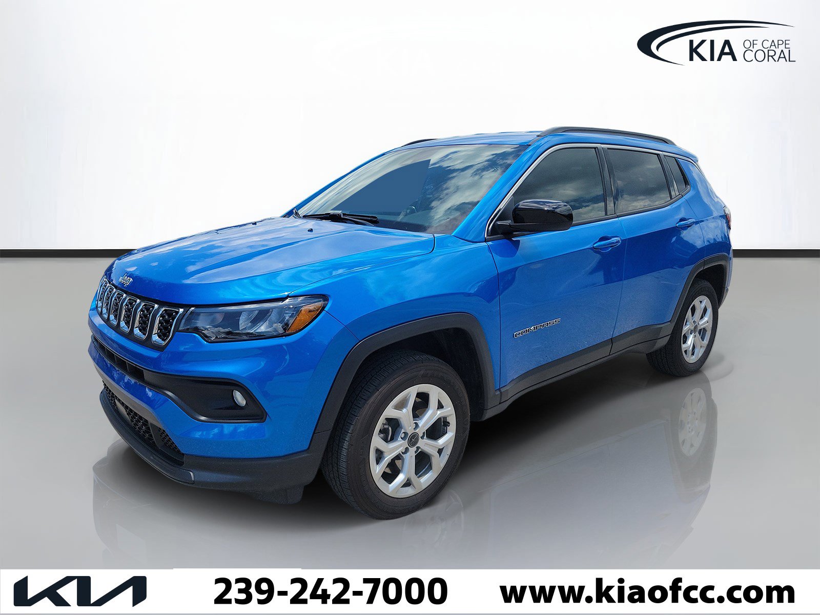 Used 2025 Jeep Compass Latitude AWD/4WD image 3