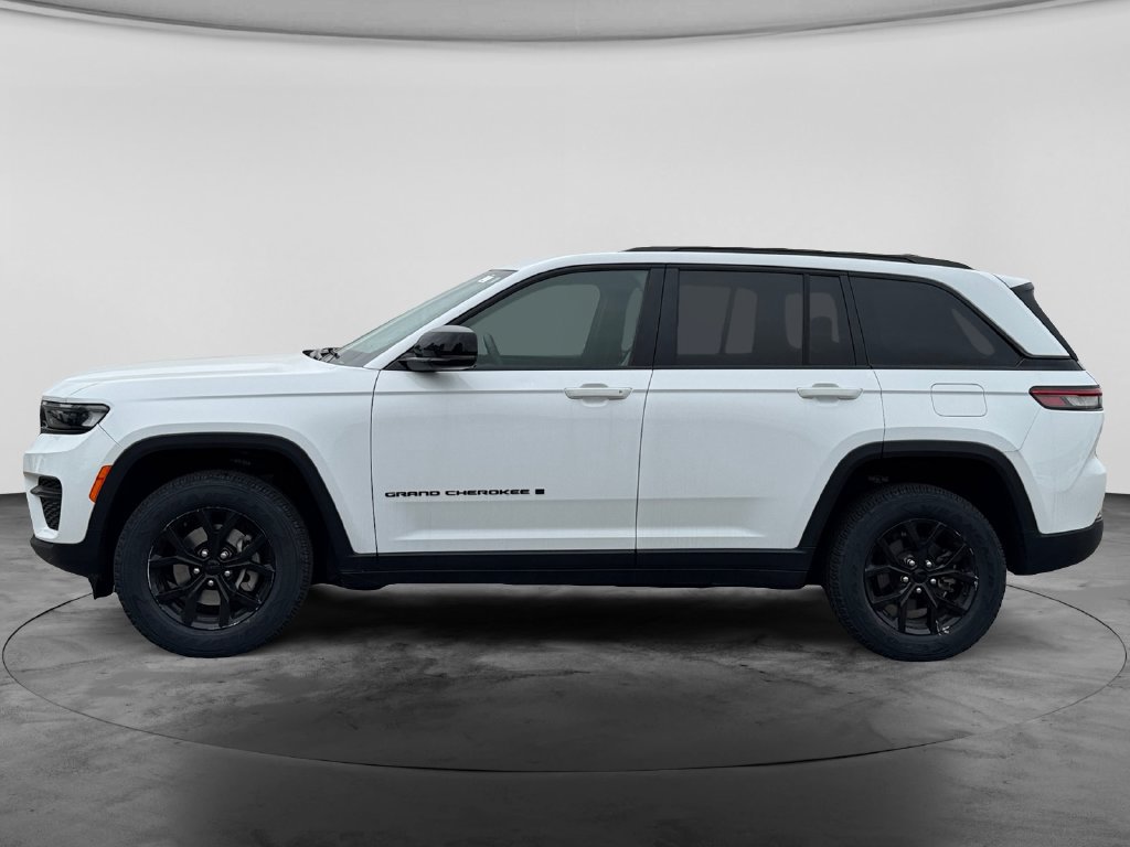Used 2024 Jeep Grand Cherokee Altitude RWD image 4