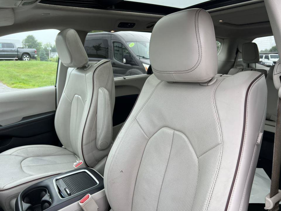 Used 2017 Chrysler Pacifica Limited w/ UConnect Theater Package FWD image 16