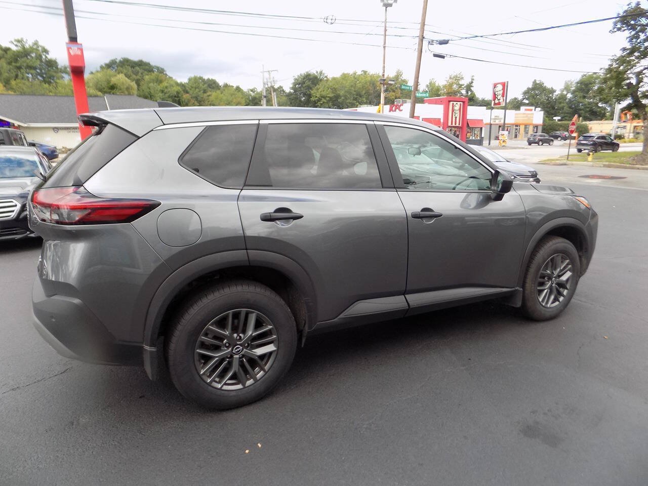 Used 2023 Nissan Rogue S AWD/4WD image 3