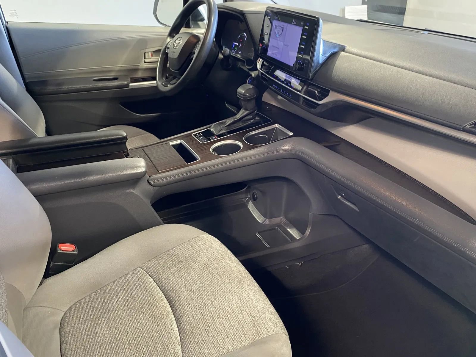 Used 2023 Toyota Sienna LE image 6