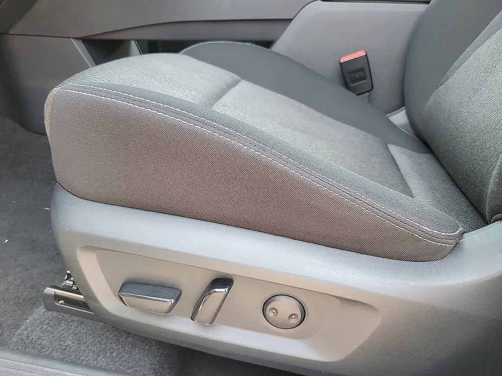 Used 2025 Nissan Rogue SV FWD image 12