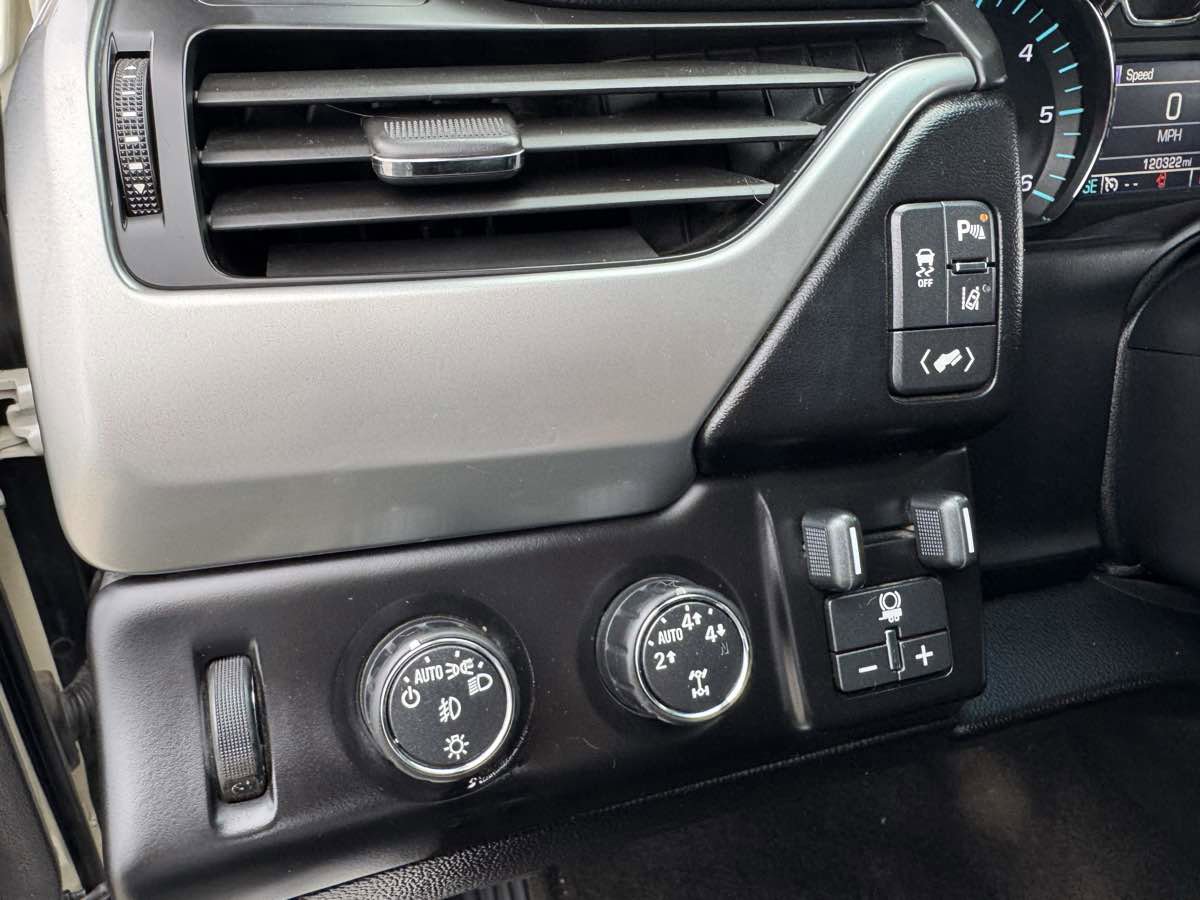 Used 2015 Chevrolet Tahoe LTZ image 29