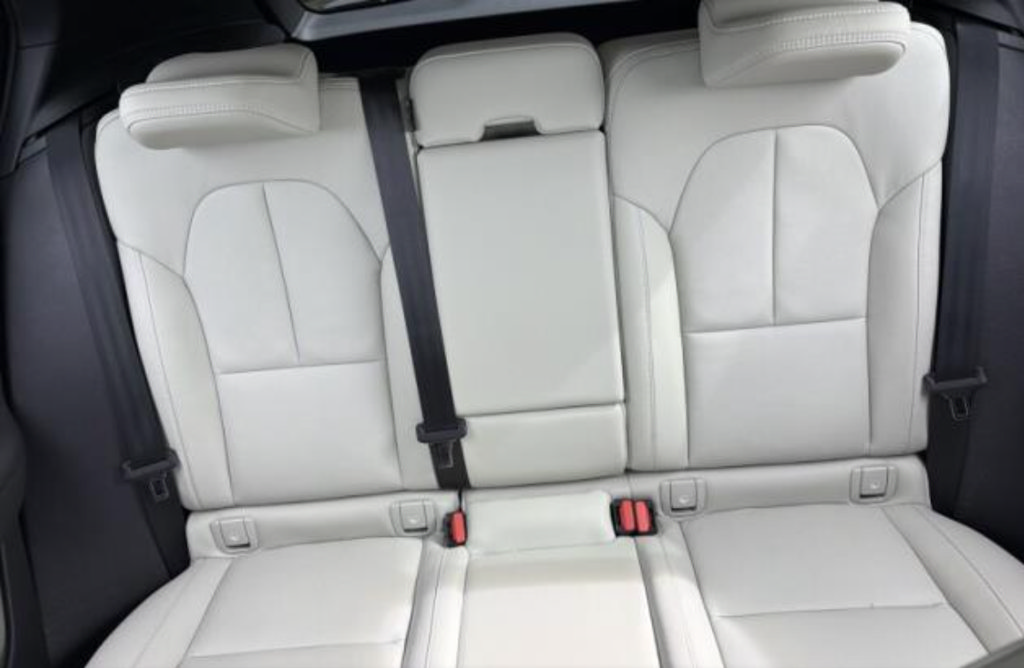 Used 2024 Volvo XC40 B5 Plus w/ Protection Package Premier AWD/4WD image 5
