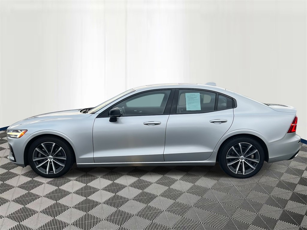 Used 2022 Volvo S60 B5 Momentum image 2