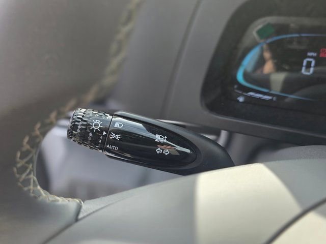 Certified 2025 Hyundai Elantra Sport image 32