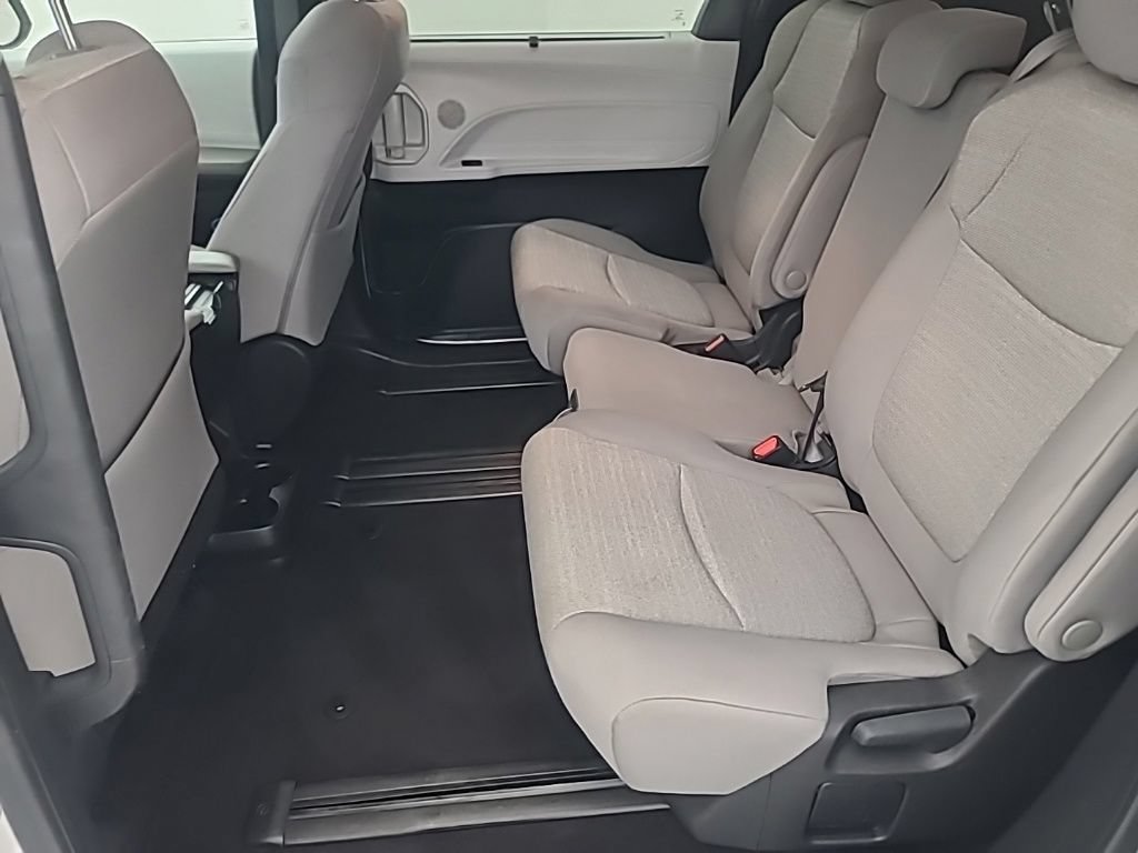 Used 2025 Toyota Sienna LE FWD image 21