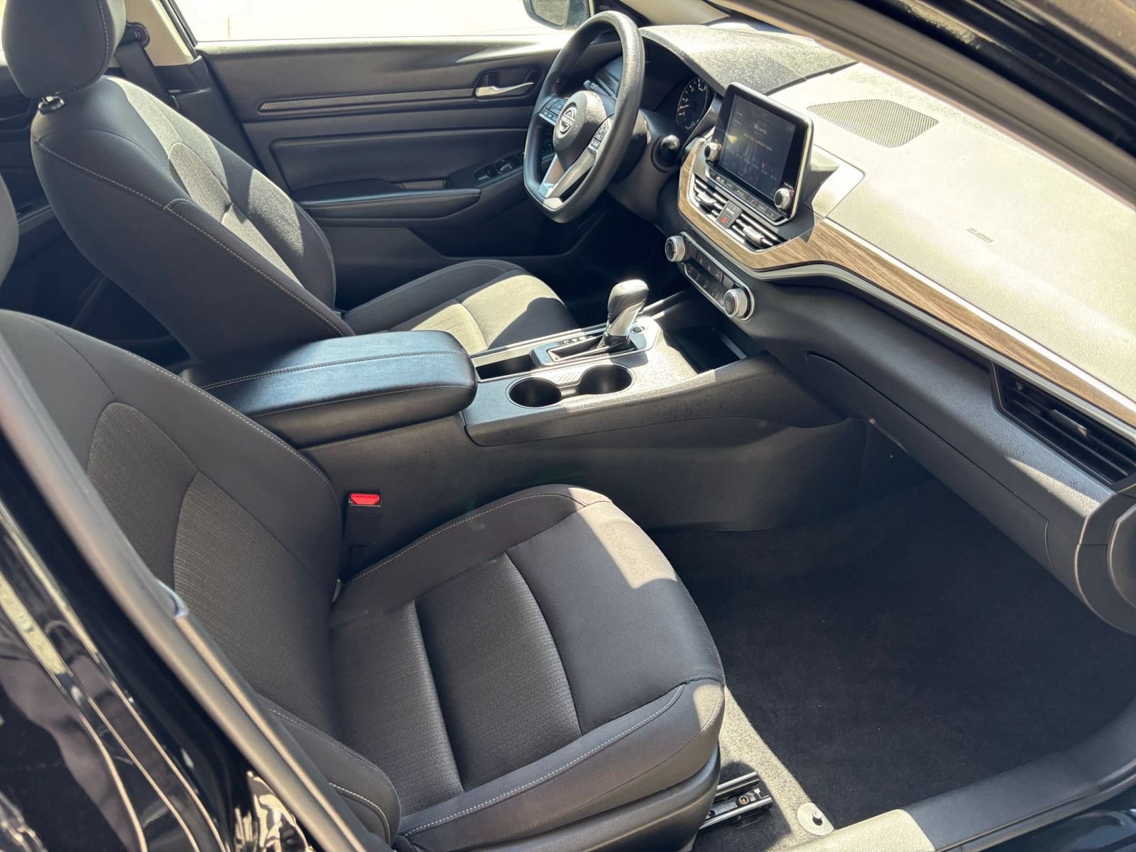 Used 2025 Nissan Altima 2.5 SV FWD image 36