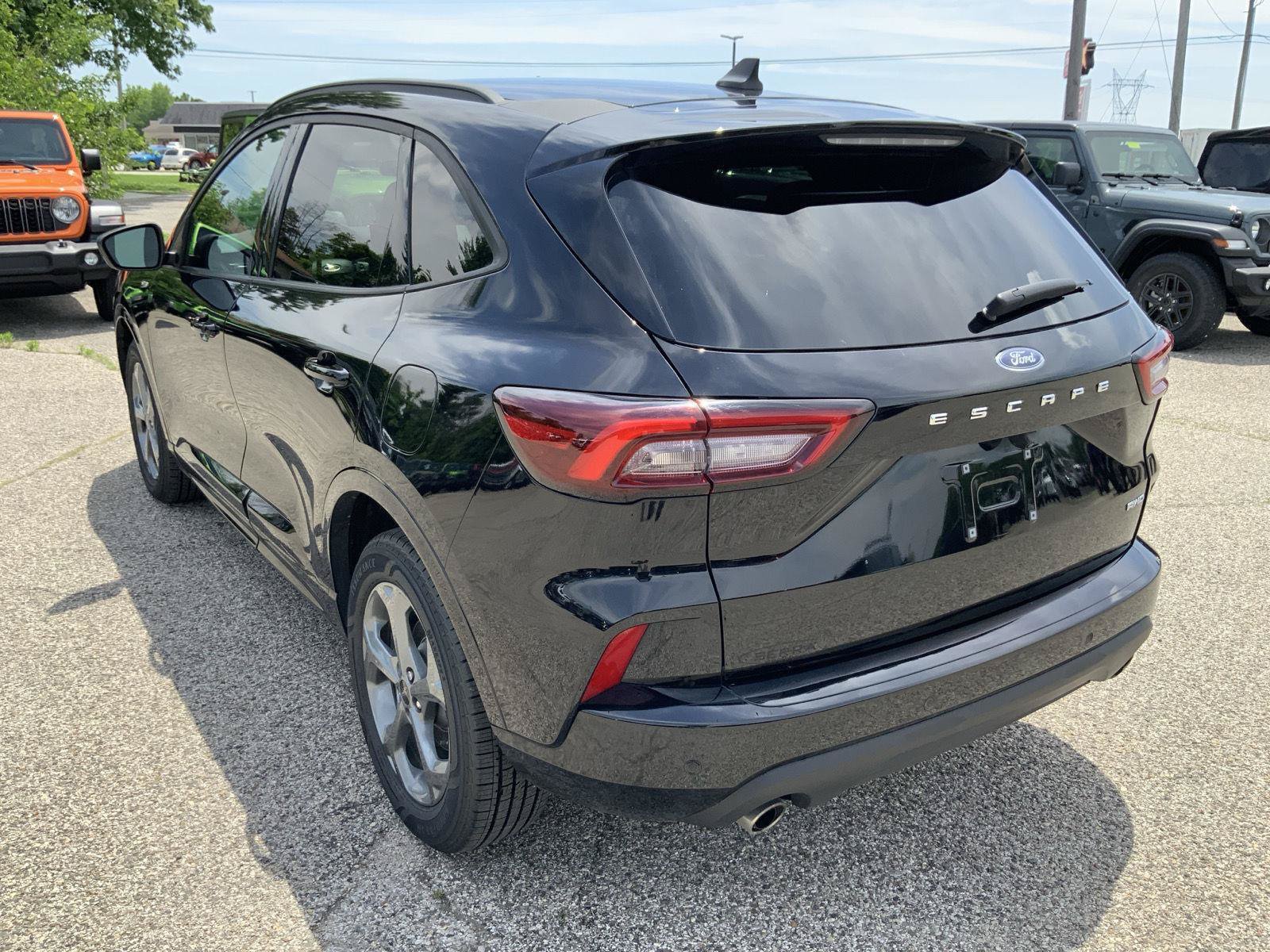 Used 2023 Ford Escape ST-Line w/ Tech Pack #1 AWD/4WD image 9