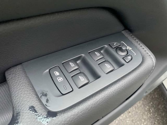 Used 2022 Volvo XC60 B5 Momentum image 13