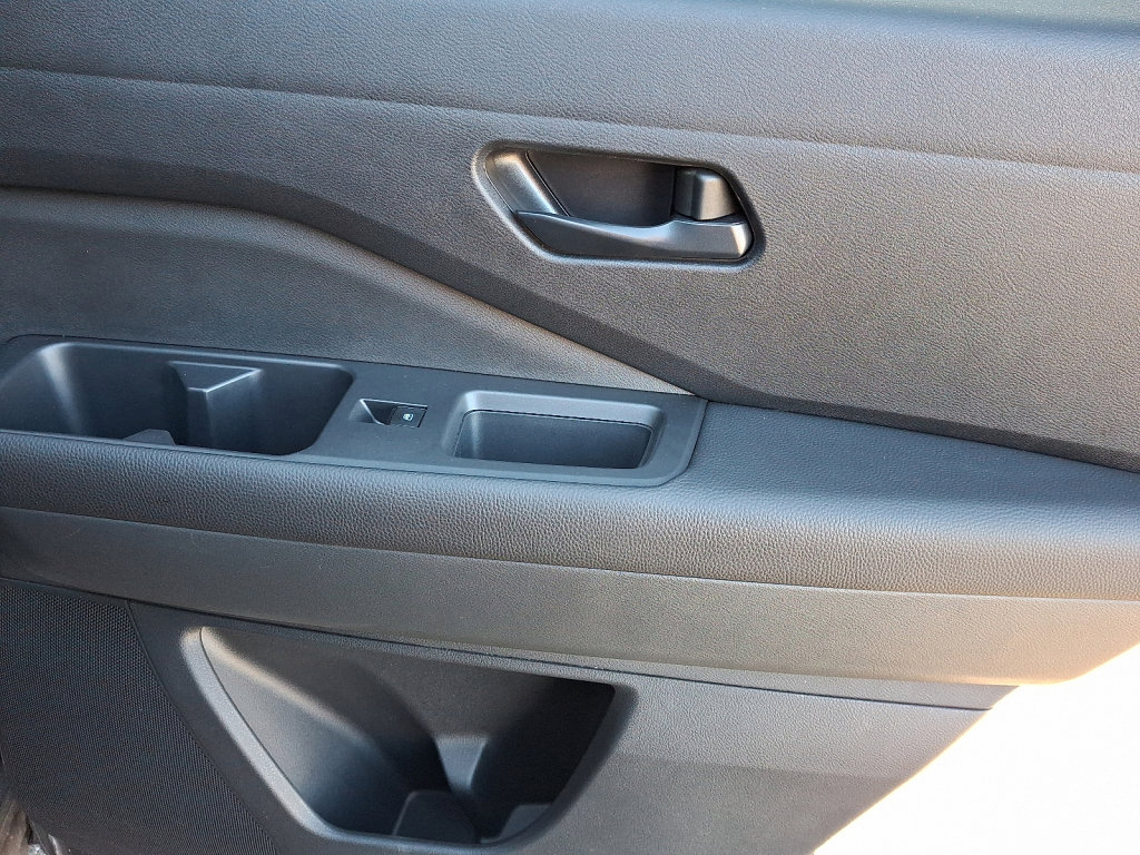 Used 2025 Nissan Pathfinder SV image 14