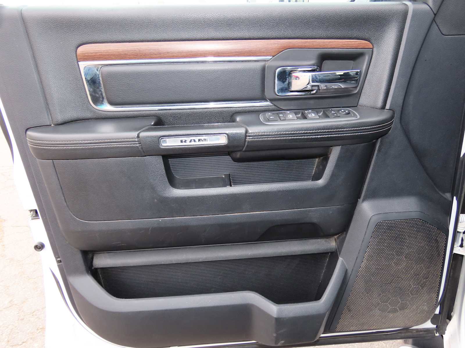 Used 2015 RAM 3500 Laramie w/ Convenience Group image 15